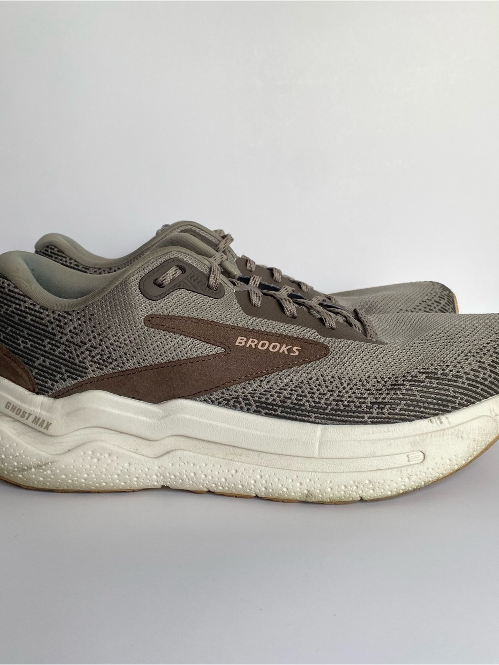 Men’s Brooks Ghost Max 2 Size 10.5 Brown/Tan